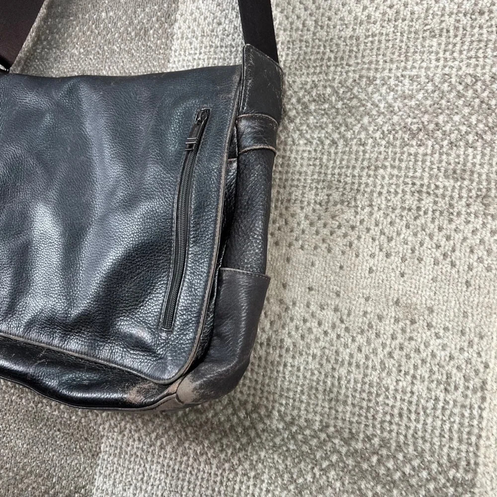 Tumi 96971BHR Brown Distressed Leather Messenger Crossbody Bag Mens Work Travel